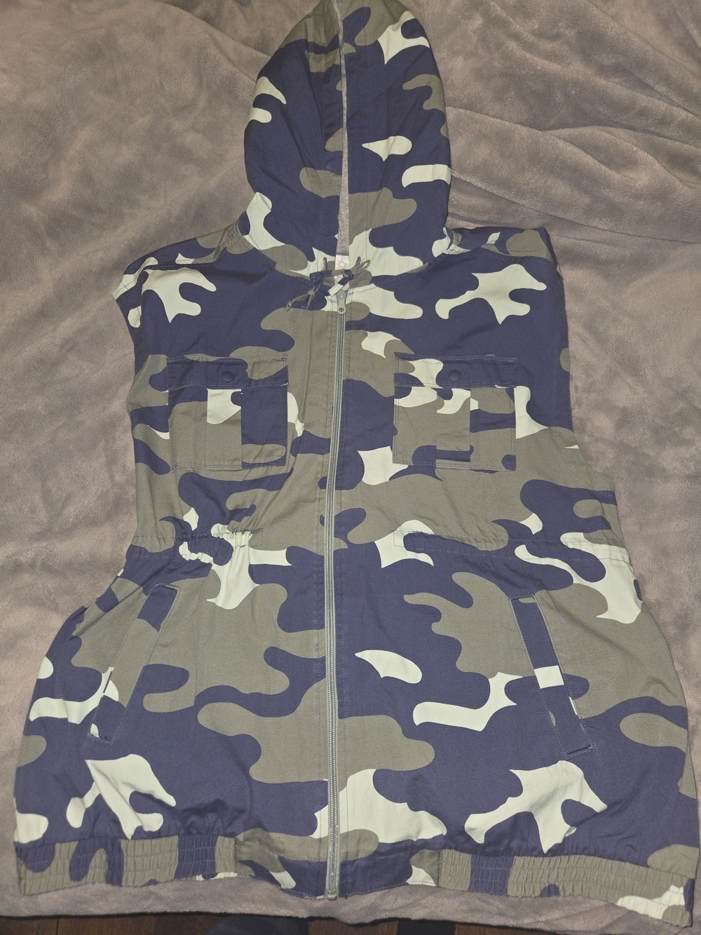 aerie Sleeveless Camo Zip Hooded Vest - Light Green Navy Cream